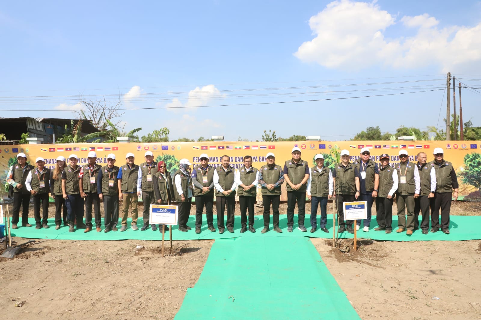 Foto bersama para Pejabat tinggi BNPB, Bupati Bantul dan Deledasi ARDEX 2023 setelah penanaman pohon pada rangkaian acara ASEAN Regional Disaster Response Simulation Exercise (ARDEX) 2023 di Stadion Sultan Agung, Kabupaten Bantul, Daerah Istimewa Yogyakarta pada Selasa (2/8).